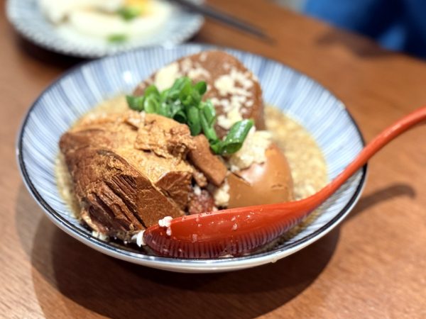 大阪生まれ、平岸育ち。看板を超える、丁寧な仕事。