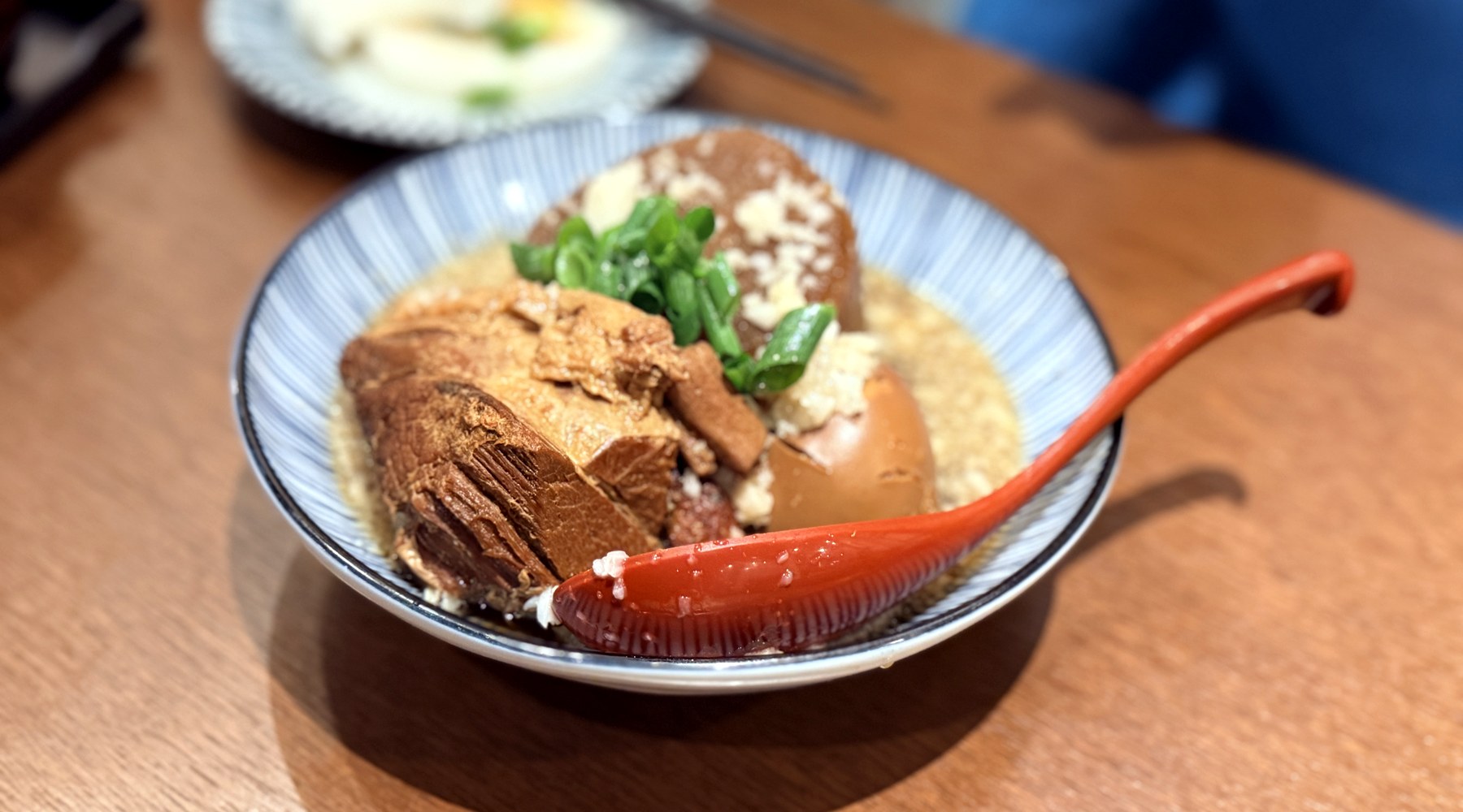 大阪生まれ、平岸育ち。看板を超える、丁寧な仕事。