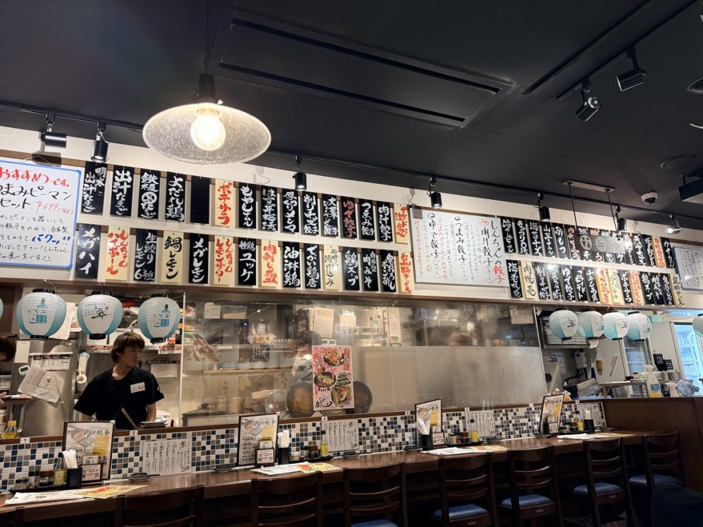 肉汁餃子の店しんちゃん 平岸店 ガラス越しの厨房