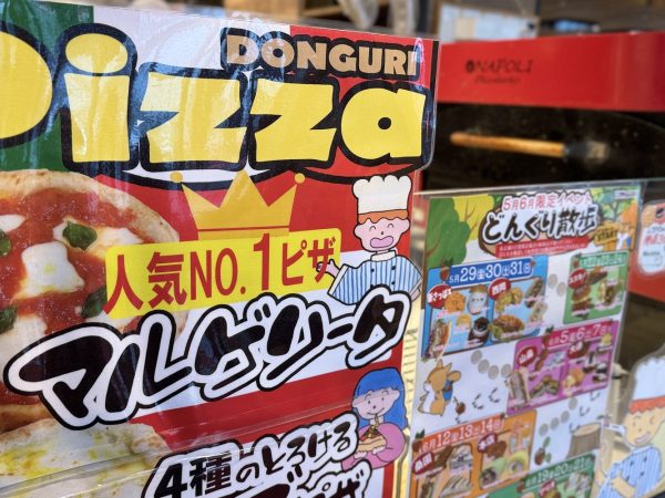 窯から席へ、焼きたてナポリ。恋しさ募る、どんぐりの横顔。