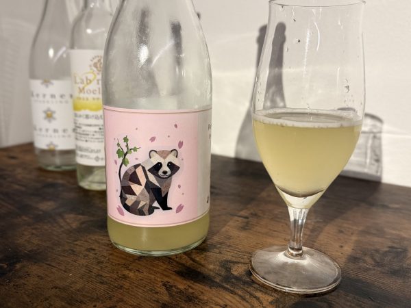 倉庫の向こうに、たぬきのラベル。